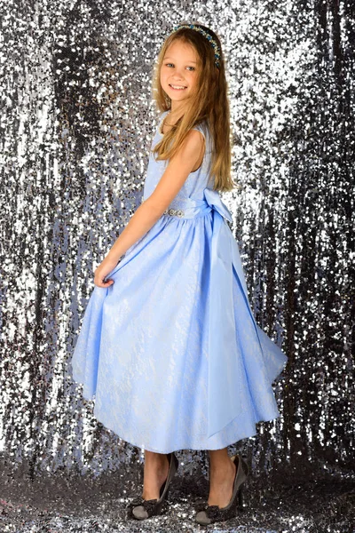 Fetiță în rochie elegantă, eleganță. copil cu păr lung în rochie — Fotografie, imagine de stoc