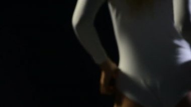 Güzel uygun striptizci. Cinsel teaser. Seksi kız erotik dans dans kulübü. Striptiz.