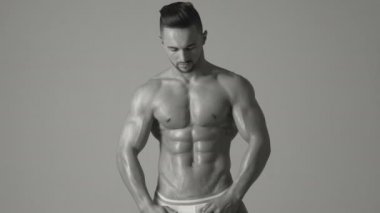 Atletik beyaz vücut geliştiricisi. Güzel adam vücut. Adale adam gövde. Erkek vücut uygun. Fitness Eğitmeni. Vücut geliştiricisi. Güreşçi. Güçlü bir adam.