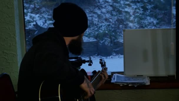 Bonito Músico Barbudo Tocando Guitarra Pub — Vídeo de Stock