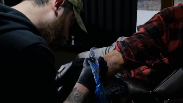 Professionell Tatuering Artist Gör Tatuering Ung Mans Hand Tatuerare Som — Stockvideo