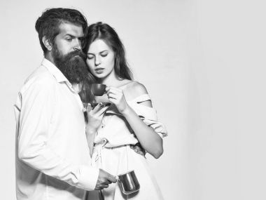 kahve fincanı ve pot ile genç Çift