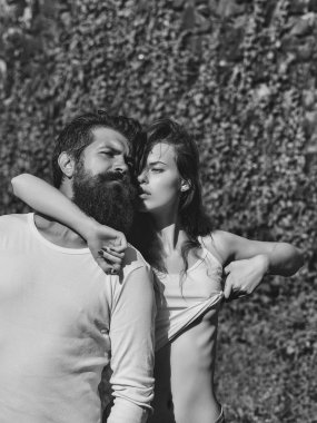 yeşil yaprakları yakınındaki seksi genç Çift