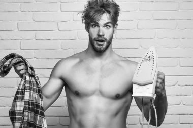 Demir ile üstsüz delikanlı