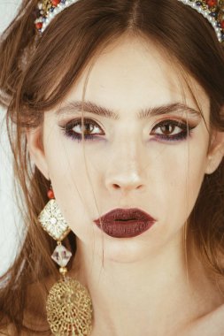 Moda kız zarif görünüme sahip. Moda ve güzellik kraliçesi. Lüks crown ve küpe takı içinde kadın. Makyaj yumuşak deri, zarafet ile kadın için. Kozmetik makyaj ve Cilt Bakımı, Kuaför.