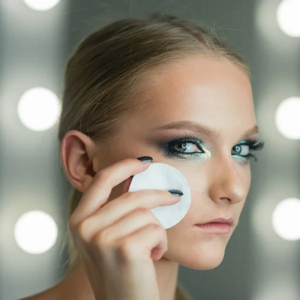 Aplicación Eliminación Maquillaje Mujer Utilizar Algodón Para Limpiar Piel Cara — Foto de Stock