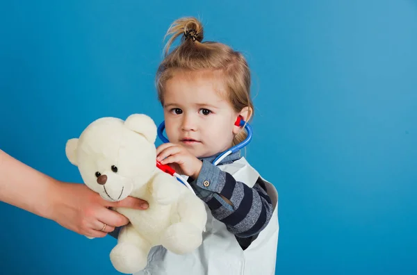 Pojke Läkare Undersöka Leksak Pet Med Stetoskop Blå Bakgrund Barn — Stockfoto