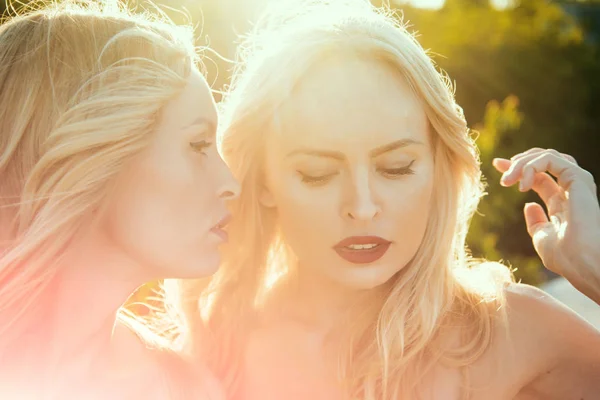 Tweeling Zonnige Zomerweer Vrouwen Met Blond Haar Make Buiten Meisjes — Stockfoto