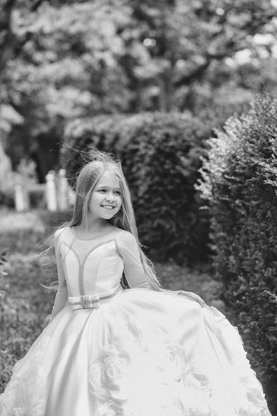 Menina pequena em vestido branco ao ar livre — Fotografia de Stock