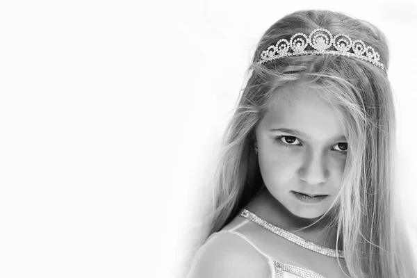 Kleines Mädchen in Prinzessinnenkrone — Stockfoto
