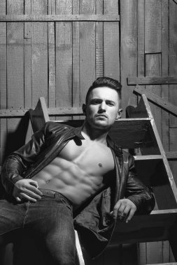 Şehvetli şık genç adam