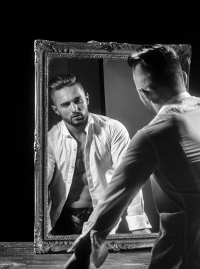 seksi atlet cesedin yanında vintage ayna ile kas maço adam