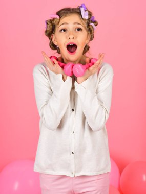 Balonlar, dumbbells ile çocuk. barbell ile eğitim çocuk