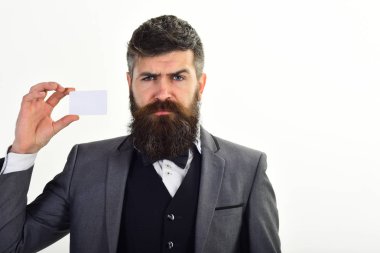 İşadamı plastik kredi kartı, üzerinde beyaz izole tutar. Alacaklı teklifi banka hesabı oluşturmak, iş için para almak. Kredi ve banka hesap kavramı. Katı yüz, kopya alanı sakallı.