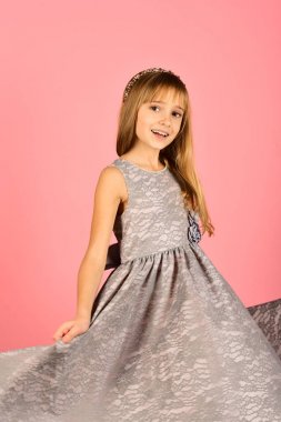 Pembe bir arka plan, güzellik moda modeli. Şık elbiseli küçük kız balo. Moda ve güzellik, küçük Prenses. Elegance şık seksi elbiseli kız çocuk. Bak, Kuaför, makyaj.