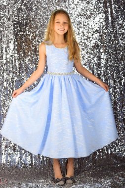 Gümüş arka plan, güzellik moda modeli. küçük kız moda model