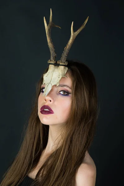 Modische Mädchen oder Frauen mit Make-up und Geweih. Mädchen in seltsamen Totenkopfgeweihen oder Hörnern. — Stockfoto