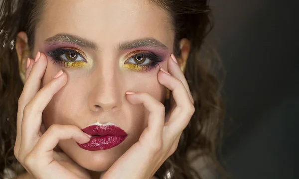 Skönhet Vacker Kvinna Ansikte Med Chic Läppar Närbild Ljus Makeup — Stockfoto