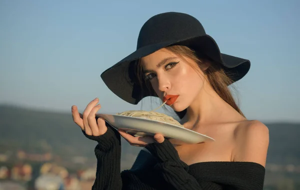 Mat Och Hälsa Livsmedel Italienska Makaroner Händerna Elegant Kvinna Hatt — Stockfoto