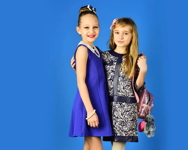 家庭时装模特姐妹 美发师 时尚美女小公主穿着时髦衣服的小女孩 家庭和姐妹中的儿童女孩 — 图库照片