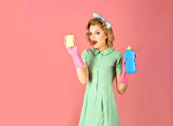 Coquettish Pinup Woman Cleaning Set Pink Background Copy Space — Stock Photo, Image