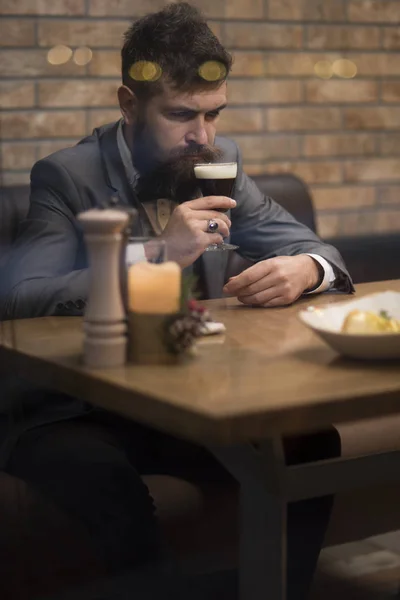 Cliente Bar Sentar Café Beber Álcool Festa Bar Com Homem — Fotografia de Stock