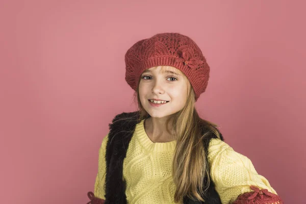 Petite Fille Aux Cheveux Longs Beauté Mode Enfant Modèle Mode — Photo