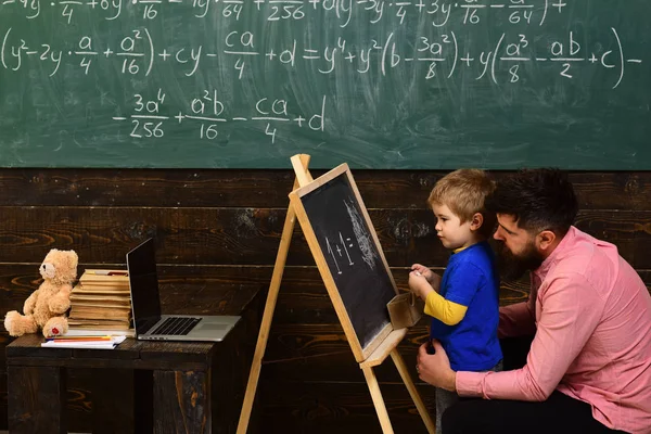 Allievo Con Insegnante Scuola Vista Laterale Padre Figlio Imparano Aritmetica — Foto Stock