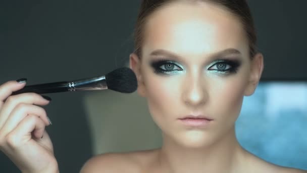 Maquilleuse Appliquer Maquillage Une Jeune Femme Attrayante Maquillage Pour Jeune — Video