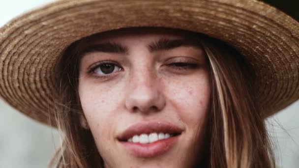 Genç Güzel Sarışın Genç Kız Duygusal Poz Mutlu Gülümseyerek Yaşam — Stok video