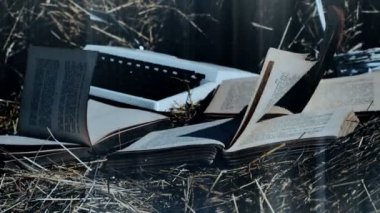 Açık kitap saygısız sayfaları ile. Kitabın sayfalarında Rüzgar esiyor. Çiftlikte kitaplar Vintage.