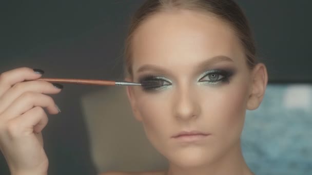 Maquillaje Artista Aplicar Maquillaje Una Atractiva Mujer Joven Maquillaje Para — Vídeo de stock