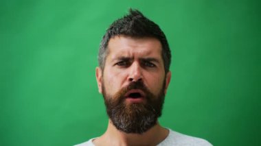 Yakışıklı duygusal adam. Genç adam farklı duygular ifade. Sakallı yakışıklı olan duyguların yüzleri. Erkek yüz duygular. Farklı ifadelerle sakallı adam.