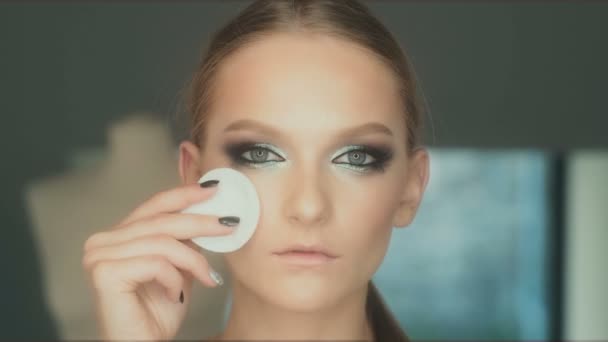Makeup Artist Apply Makeup Attractive Young Woman Makeup Young Girl — Stock Video