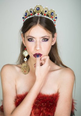 Lüks crown ve küpe takı içinde kadın. Kozmetik makyaj ve Cilt Bakımı, Kuaför için. Moda kız zarif görünüme sahip. Moda ve güzellik kraliçesi. Yumuşak deri, zerafet kadınla için makyaj.