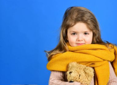 Yüksek okul veya üniversite öğrencileri eğitim ve birlikte kitaplıkta okuma. Çocukların düzenli olarak ödevlerini yapmak gerek. Öğretmen okulda onun küçük öğrenci ile çizim çizim şirin küçük çocuk.