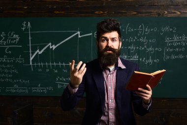 Öğretmen sınıfta. Yuvarlak ahşap bir masa üzerinde eski kitaplar. Ev öğretmen modern dizüstü kullanarak çalışmaları ile çocuk yardım. Öğretmen öğrencileri için yüksek beklentileri ayarlar. öğrenme ve insanlar kavramı.