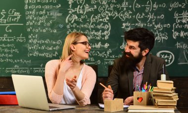 Öğrenci konferans dijital cihazlar ve wifi, kapalı - atölye sırasında yetenekli Koç verimli kullanma çatı iç coworking uzayda şık üniversite iç eğitim,