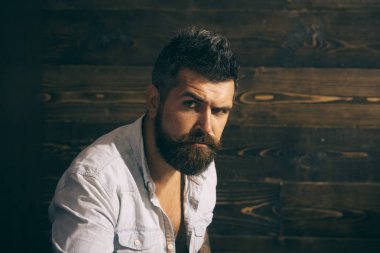 Adam acımasız bir yakın çekim portre sakallı