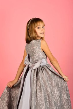 Bak, Kuaför, makyaj. Elegance şık seksi elbiseli kız çocuk. Şık elbiseli küçük kız balo. Pembe bir arka plan, güzellik moda modeli. Moda ve güzellik, küçük Prenses.