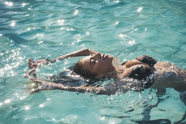 Maldivas o Miami Beach. La belleza de la mujer es hidratada en el baño. Vacaciones de verano y viajes al océano. Relájese en la piscina spa, refresco y cuidado de la piel. Mujer sexy en el mar Caribe en Bahamas . —  Fotos de Stock