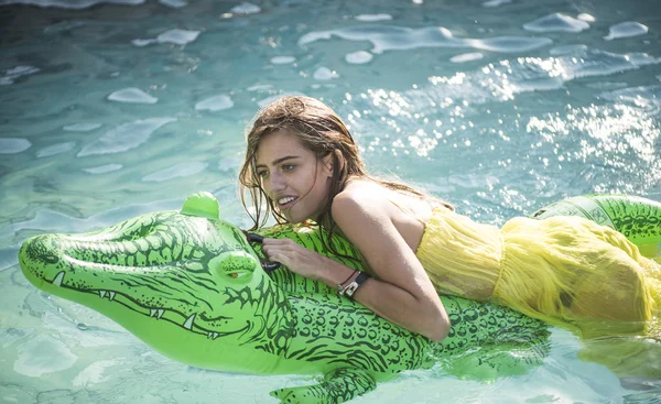 Mujer sexy en el mar con colchón inflable. Relájese en la piscina de lujo. Moda de piel de cocodrilo y chica en el agua. Aventuras de chica en cocodrilo. Vacaciones de verano y viajes al océano, Maldivas . —  Fotos de Stock