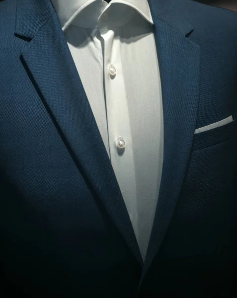 Deel van formele mannelijke kledingstuk, close-up. Klassiek vest met witte shirt gemaakt van hoge kwaliteit textiel, luxe kleding. Officiële stijl van kleding, dress-code. Zakelijke kleding. Herenkleding concept. — Stockfoto