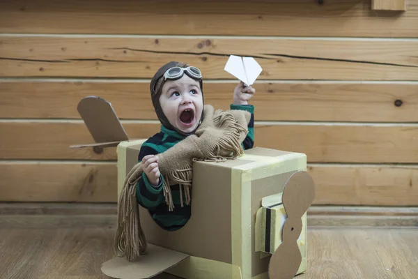 Niño jugando con el avión de cartón — Foto de Stock