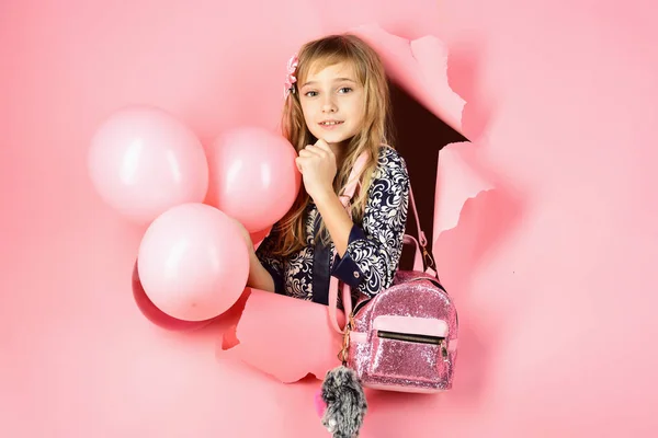 Liten flicka barn med party ballonger, firande. Skönhet och mode, slagkraftig pasteller. Unge med ballonger, födelsedag. Födelsedag, lycka, barndom, utseende. Liten flicka med frisyr håller ballonger. — Stockfoto