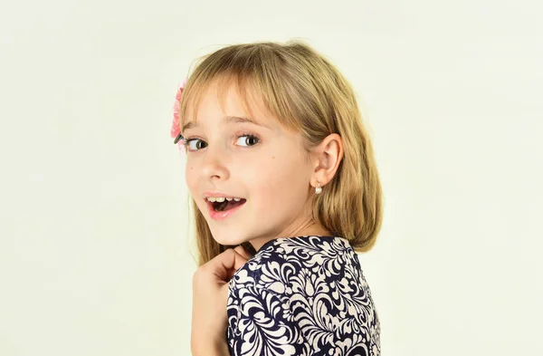 Çocukluk ve mutluluk. Çocukluk bir küçük çocuk kız — Stok fotoğraf