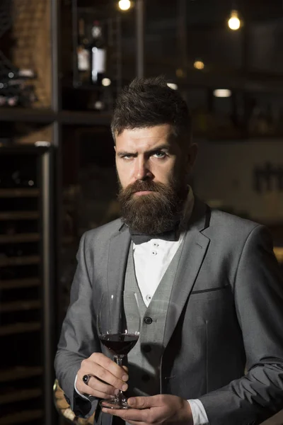 Perfekter Wein. Weinglas in den Händen eines ernsten bärtigen Mannes im formellen Anzug. — Stockfoto