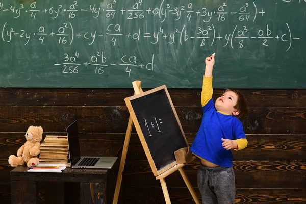 Ragazzo Punta Piedi Con Gesso Classe Ragazzino Che Impara Matematica — Foto Stock