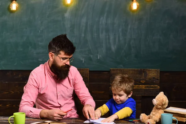 Insegnante Bambino Seduto Alla Scrivania Con Libri Orsacchiotto Uno Scolaro — Foto Stock