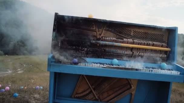 钢琴着火了 热音乐 烧钢琴 燃烧的音乐 钢琴破坏 — 图库视频影像